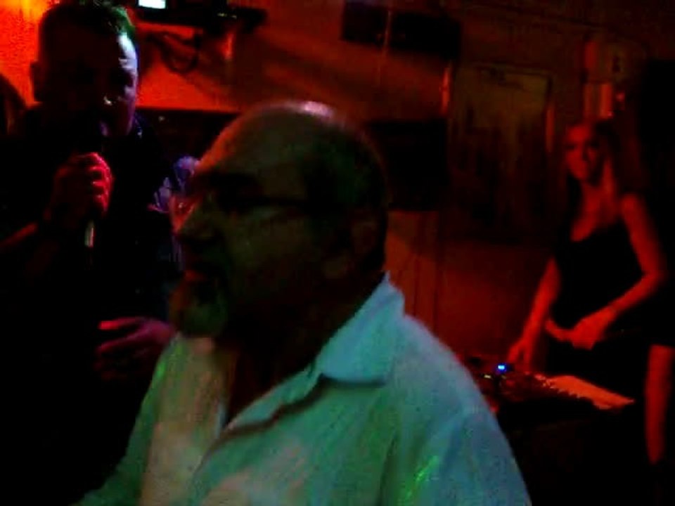 spot di karaoke tv alle 4:30 del mattino dopo 1 litro di vodka: SBAGLIATO !