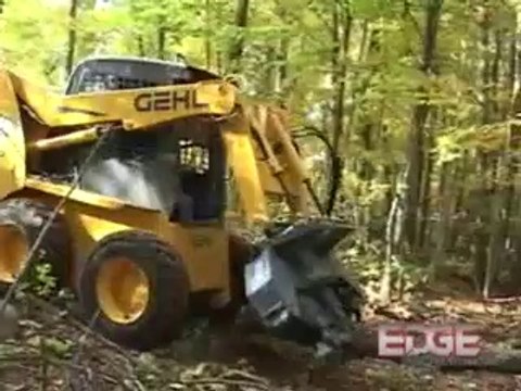 Mini Yükleyici Gehl 5640 - Ağaç Kesme Ataşmanı ile Ağaç kesim çalışma görüntüleri