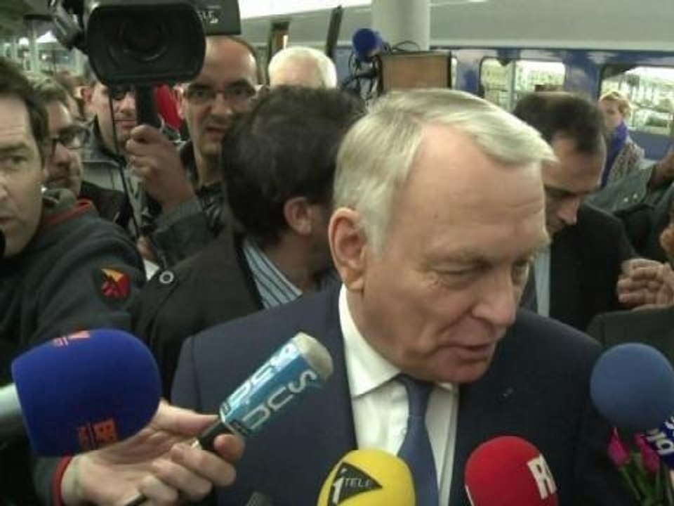 Jean-Marc Ayrault accueilli par des militants à Nantes - 02/04