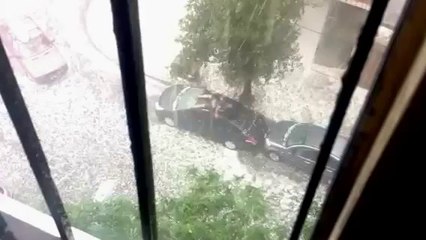Granizo fuerte en Mar del Plata - Hombre que nada arriba de su auto. (Original)