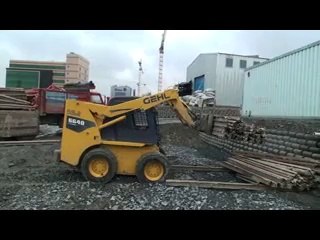 Mini Yükleyici Gehl 6640 Palet Çatalıyla Şantiyede Çalışma Görüntüleri