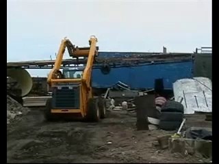 Mini Yükleyici Gehl 7810 Palet Çatalıyla Geri Dönüşüm Tesisinde Yükleme