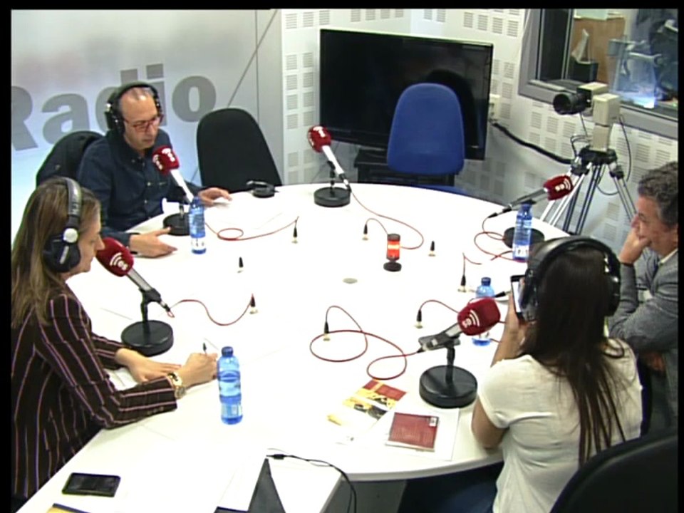 Dieter y Juan Pablo comentan con Luis Alberto de Cuenca, Dani Blanco, Petón y José Luis Garci la victoria del Barcelona frente al Real Madrid.