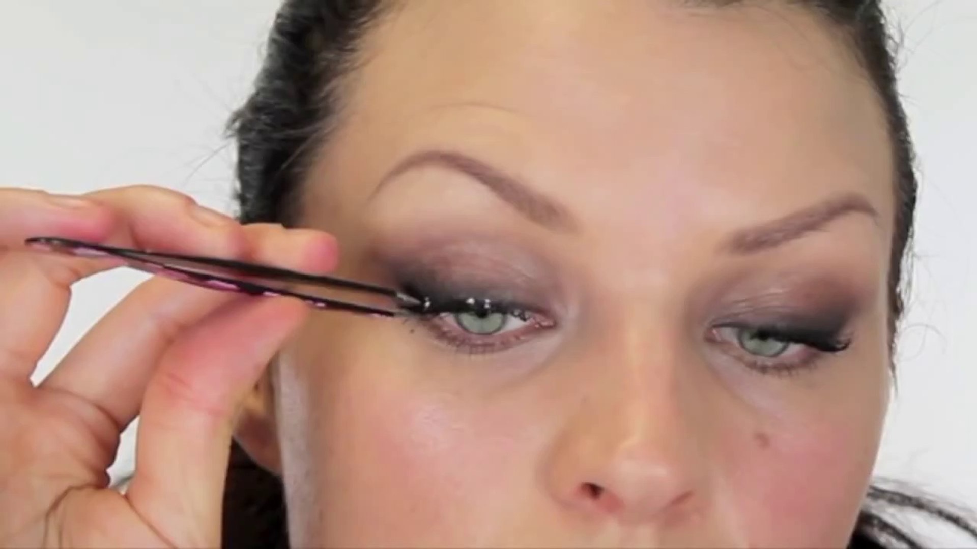 SMOKEY EYES FOR HOODED LIDS - Cat Deeley Blake Lively make-up, image size:1920x1080