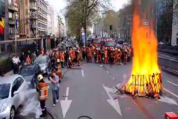 Şeflerini rehin alıp, hükümet binasını köpüğe boğdular