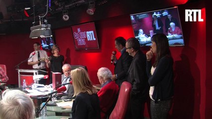 La remise du gâteau célébrant le 37ème anniversaire des Grosses Têtes