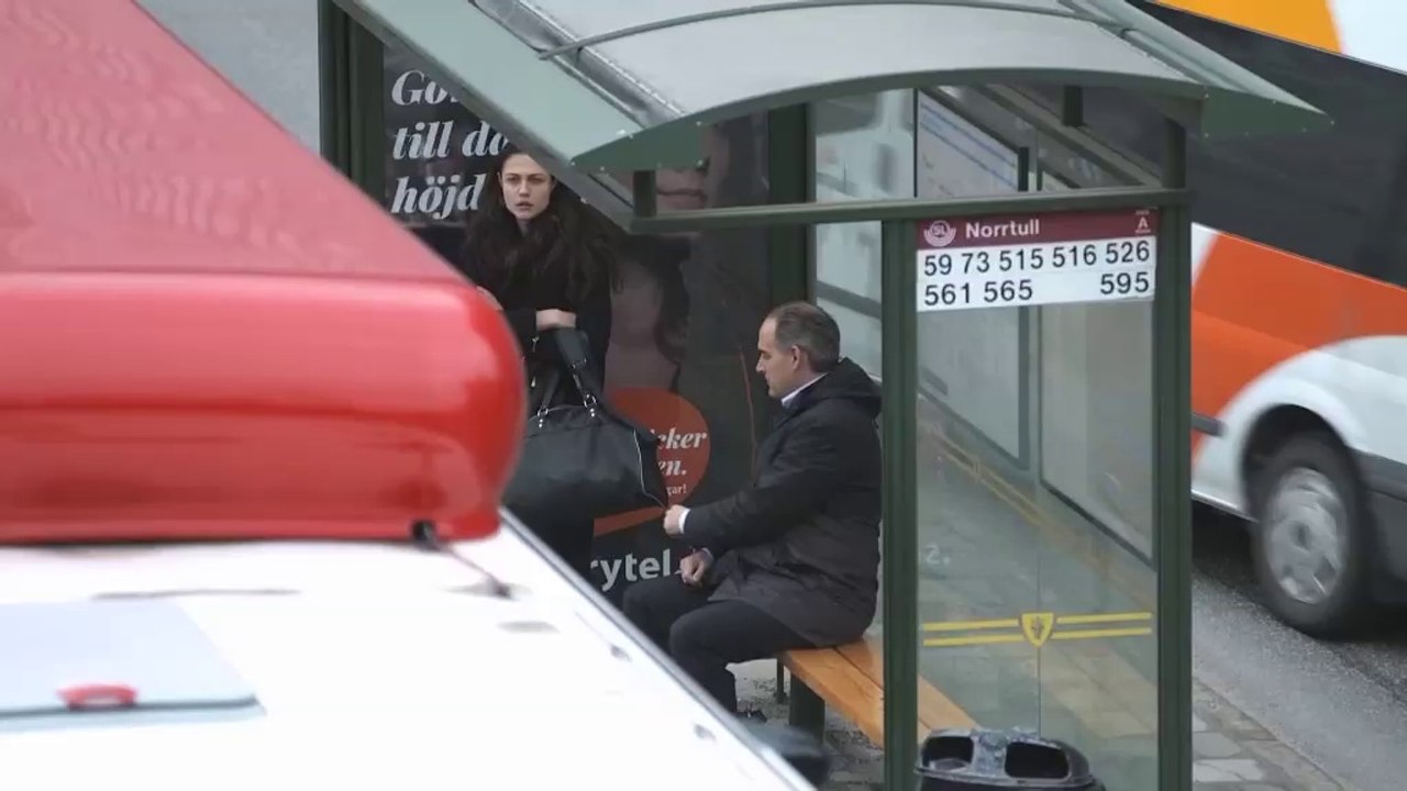 Hilarious bus stop video - BREAKFAST TIME