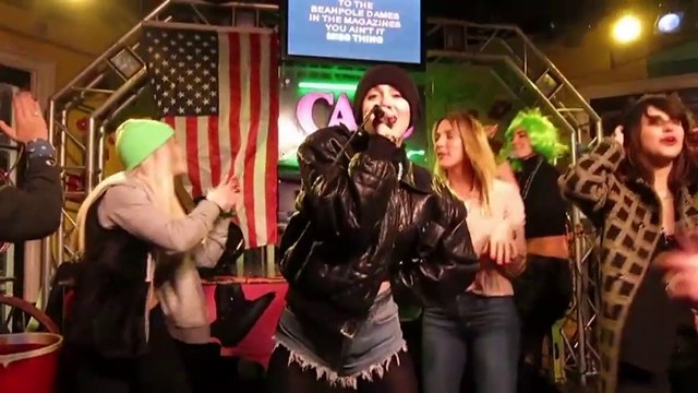 Miley Cyrus trauert um ihren Hund Floyd. Die 'Wrecking Ball'-Sängerin ist am Boden zerstört, denn gestern