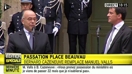 Manuel Valls cède la place à Bernard Cazeneuve à l'intérieur