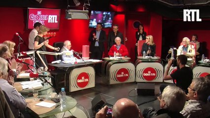 La remise du gâteau célébrant le 37ème anniversaire des Grosses Têtes