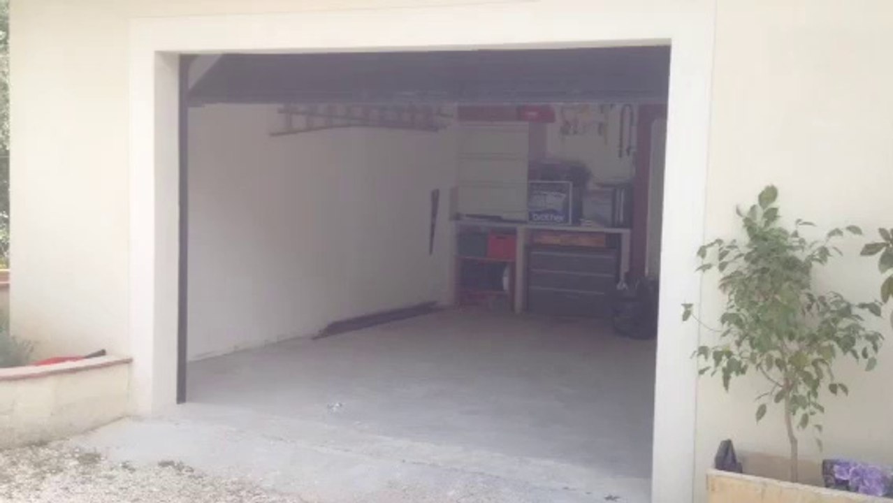 Porte de garage sectionnelle plafond Normstahl posée par APG Accès Portes de Garage