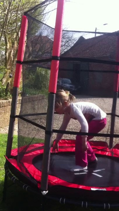 lunie ce fait ejecte du tranpoline