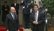 Valls donne les clés de l’Intérieur à Cazeneuve, un 