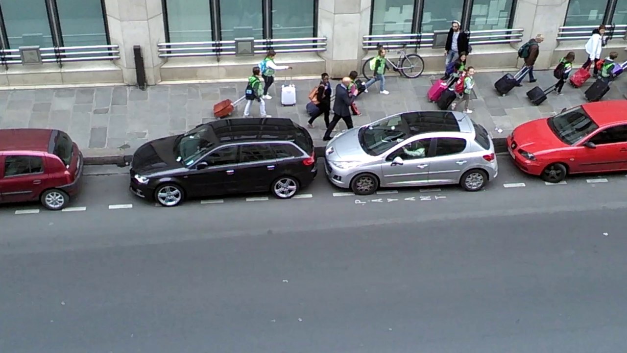 Les supporters de Chelsea à Paris, bourrés en plein après-midi, chantent ...