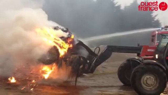 Incendie au GAEC de la Ria : les agriculteurs prêtent main-forte aux pompiers.