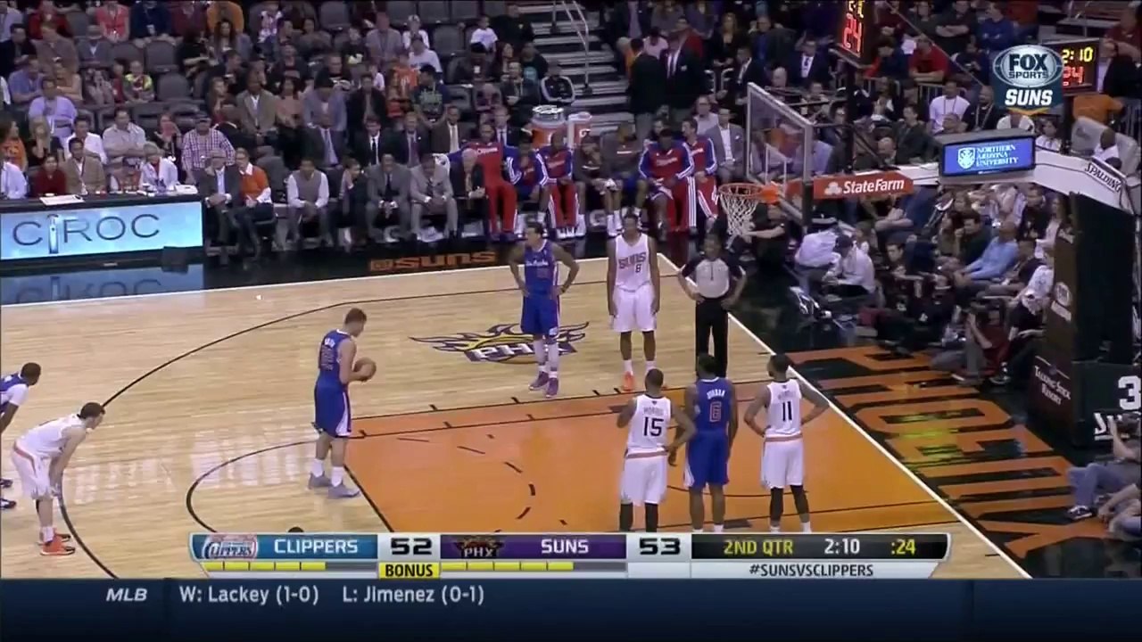 Blake Griffin place une claquette sur la tête de DeAndre Jordan