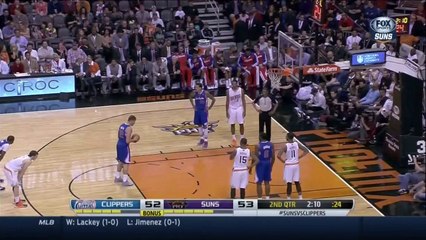 Blake Griffin écrase tout le monde sur une claquette dunk