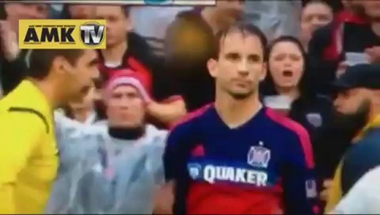 Hakem futbolcunun üzerine yürüdü