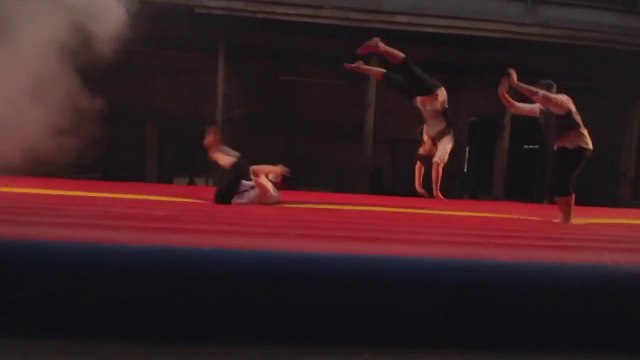 Un cirque dans une usine désaffectée... Acrobates géniaux! Spectacle à couper le souffle!