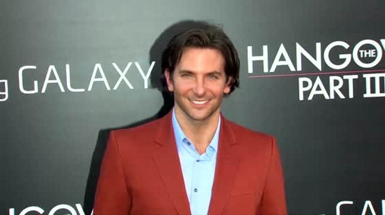 Aparentemente Bradley Cooper coordino para que Obama saliera en 'Between Two Ferns'