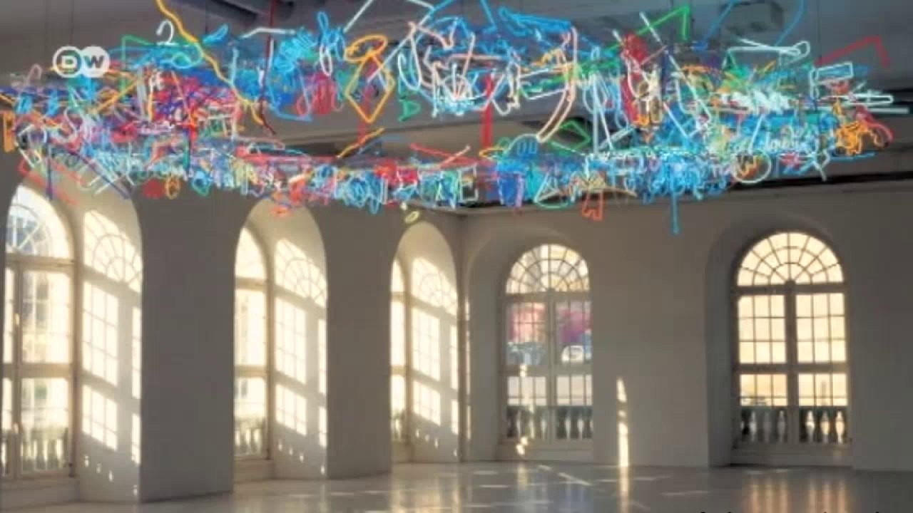 Los mensajes escritos con tubos de neón de Maurizio Nannucci en nuestra serie "Juegos de luces" | Euromaxx