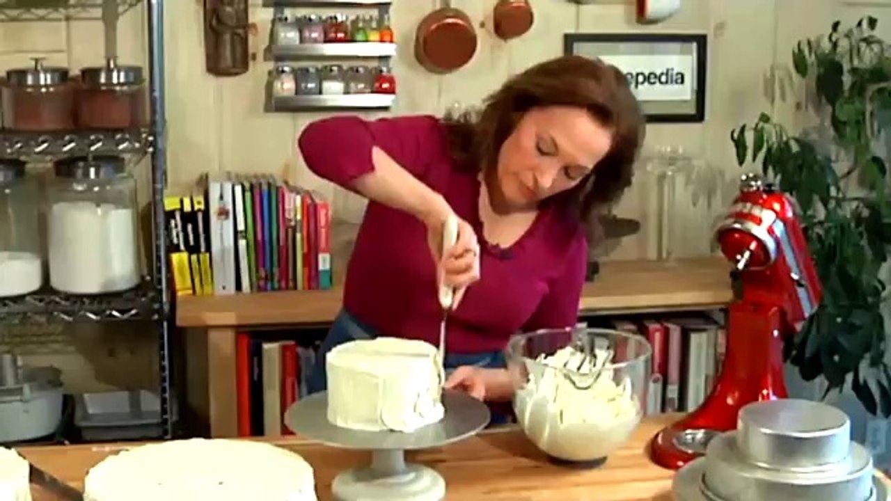 How to Make a Simple, Homemade Wedding Cake _ Sweet Delights