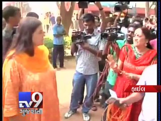 Menka Gandhi advises Varun to check facts before speaking -Tv9 Gujarati
