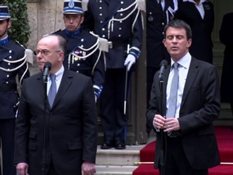 Cérémonie de passation des pouvoirs entre Manuel Valls et Bernard Cazeneuve au ministère de l'intérieur