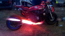 Moto avec un pot d'échappement en feu