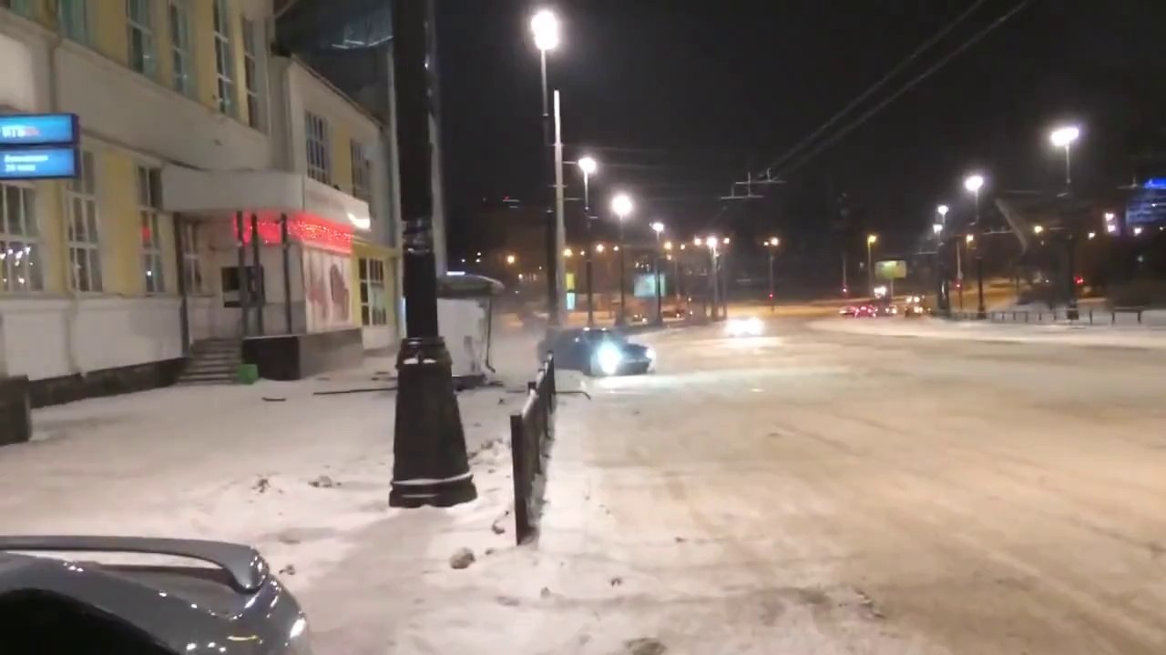 Audi S5 drift goes wrong. Fail