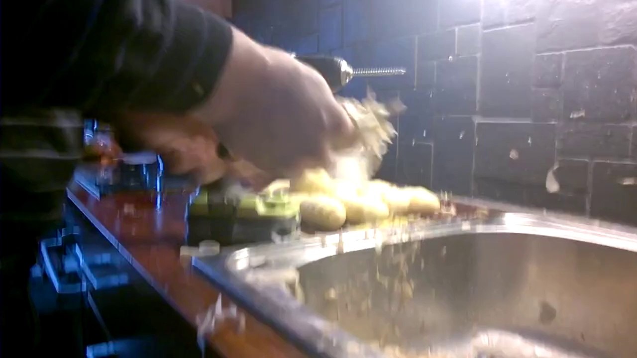 Eplucher des pommes de terre rapidement avec une perceuse