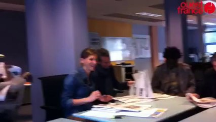 Cinq dessinateurs de presse à la rédaction