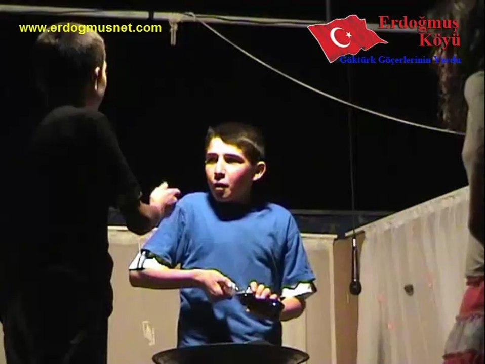 Erdoğmuş İlköğretim Okulu Öğrencilerinin Hazırlamış Olduğu Kısa Skeç (2006 Yılı)