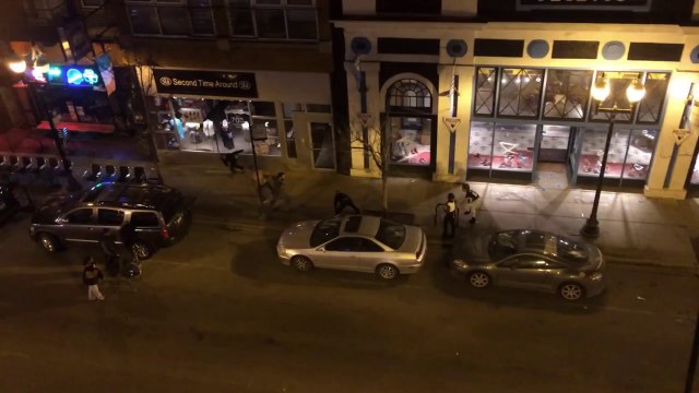 Baston de rue devant un bar à Chicago