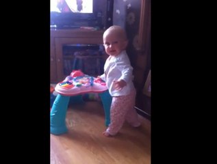 Annesi Hapşurunca Düşüşe Geçen Bebek