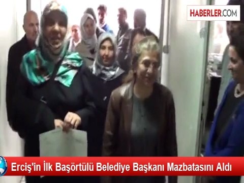Erciş'in İlk Başörtülü Belediye Başkanı Mazbatasını Aldı