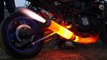 Un biker fait cramer son pot de moto en accélérant!