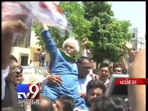 Poster war erupts in Vadodara, Congress candidate tears Modi’s posters - Tv9 Gujarati
