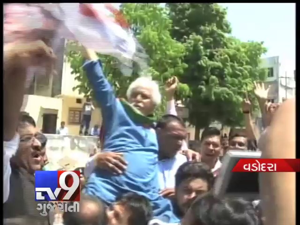 Poster war erupts in Vadodara, Congress candidate tears Modi’s posters - Tv9 Gujarati