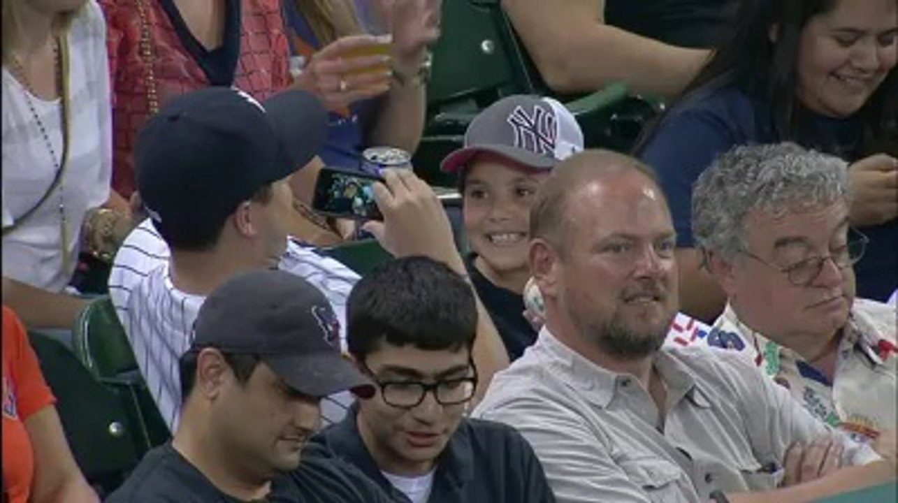 Baseball - Derek Jeter veut vraiment donner la balle à une jeune fan et évite une adulte