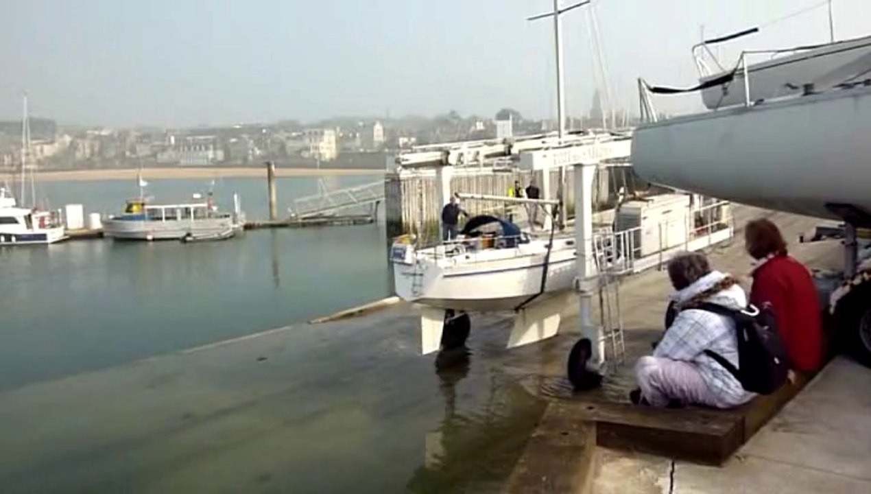 des bateaux dans la brume a saint-servant et remonter en cale séche