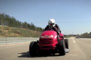 Hondas presents The Worlds Fastest Lawnmower! - Motor