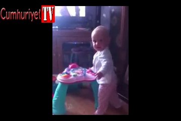 Annesinin hapşırığından korkan sevimli bebek