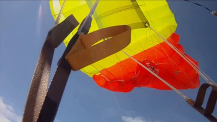 Une météorite passe juste à côté d'un parachutiste en pleine chute libre