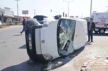 Hafif ticari araçla otomobil çarpıştı: 2 yaralı