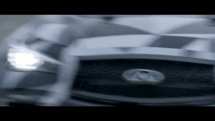 Sebastien Vettel met à l'épreuve la Q50 Eau Rouge sur circuit