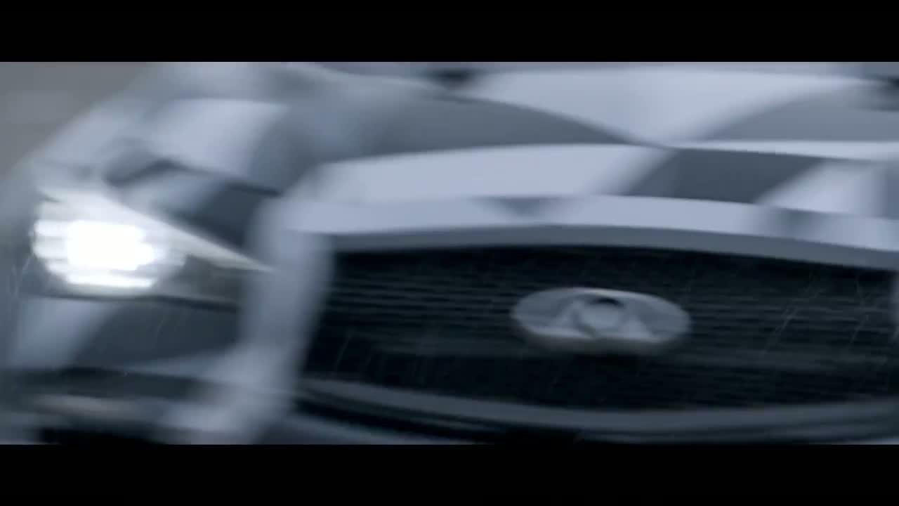 Sebastien Vettel met à l'épreuve la Q50 Eau Rouge sur circuit