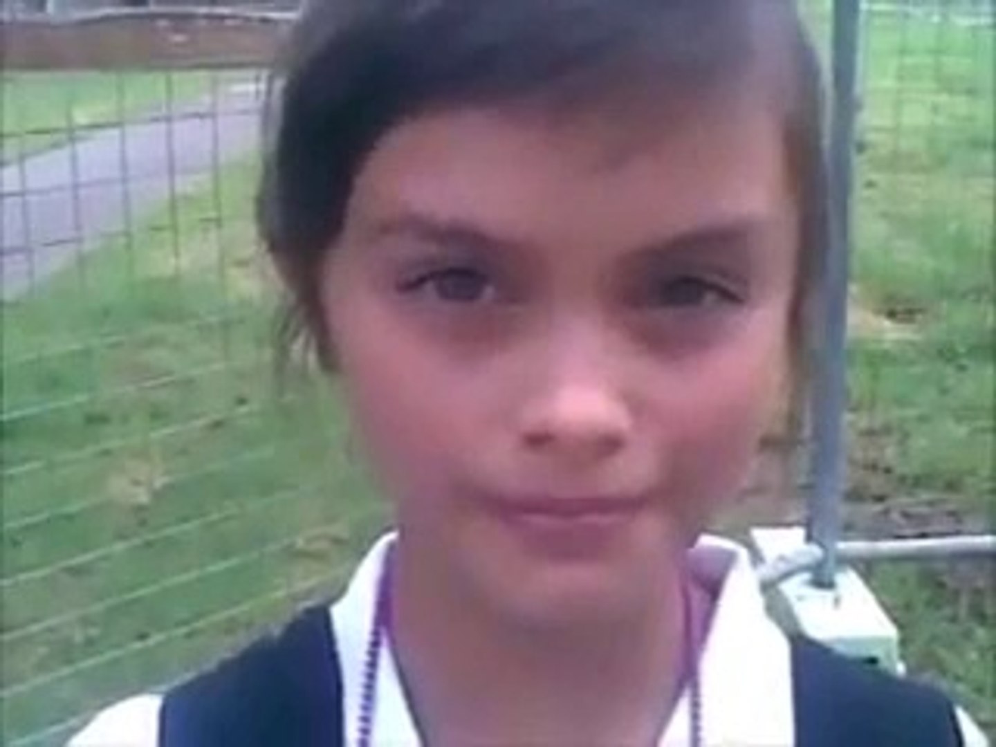 Девочка танцует бровями