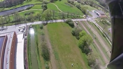 Vendee Defense les parachutistes survolent le Vendespace