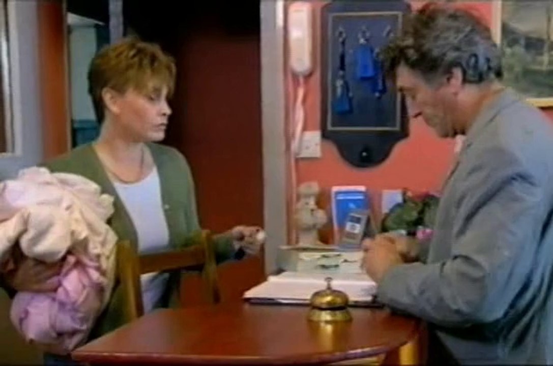 The Bill S16E71 All Fall Down